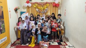 Foto anak-anak menerima hadiah
